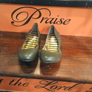 Elegant Ralph Lauren Dark Olive Green Women's Rouched Shoes, Barely Worn